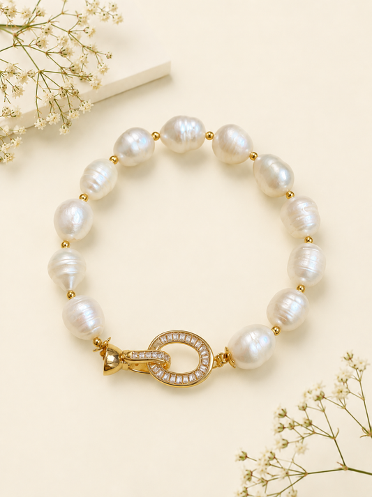 Baguette studded lock with pearls bracelet